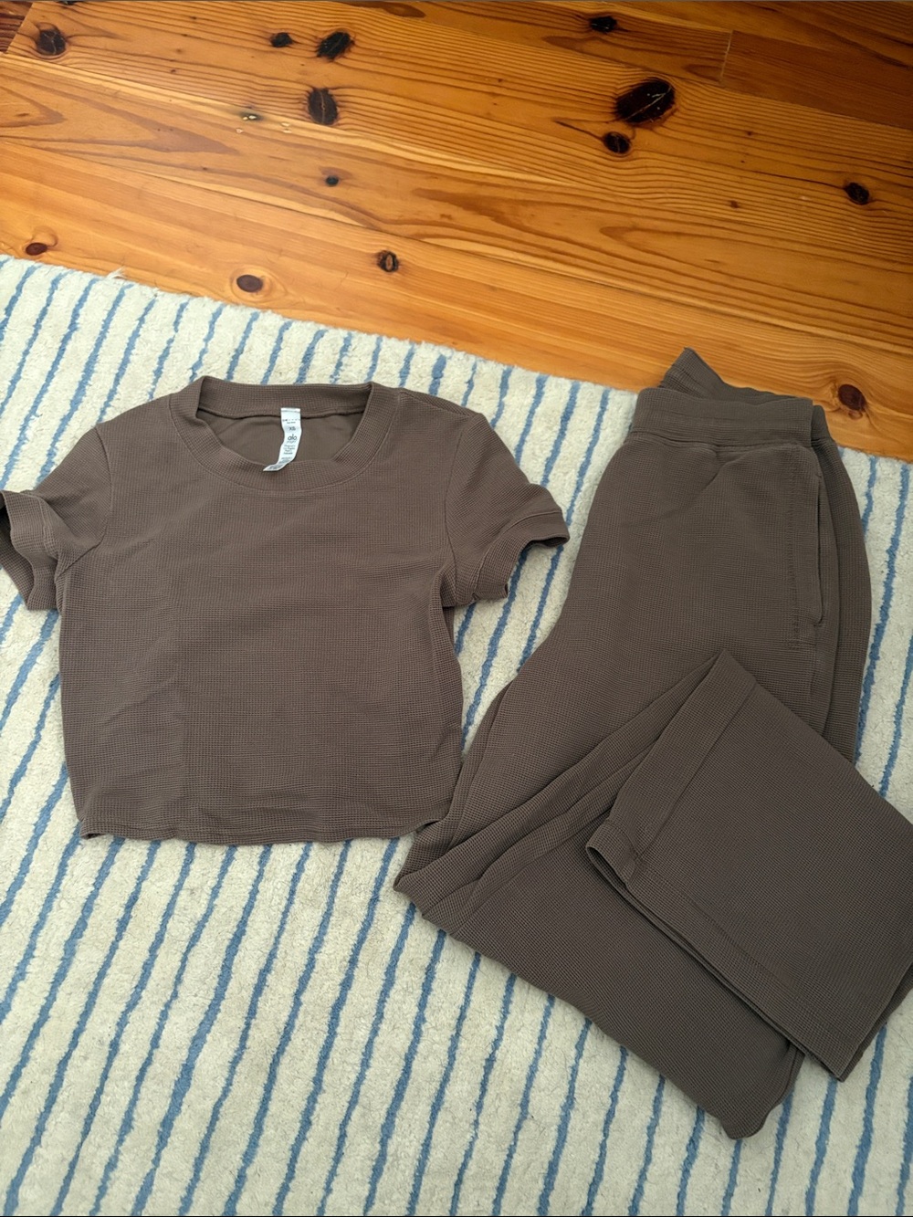 ALO Yoga Ribbed Crop Tee & Jogger Set - Brown